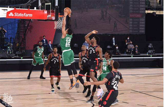  国际米兰读秒绝杀，蓝黑军团惊险登顶榜首  