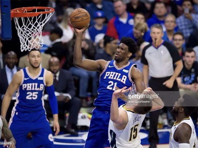  恩比德统治攻防两端76人轻取尼克斯锁定季后赛